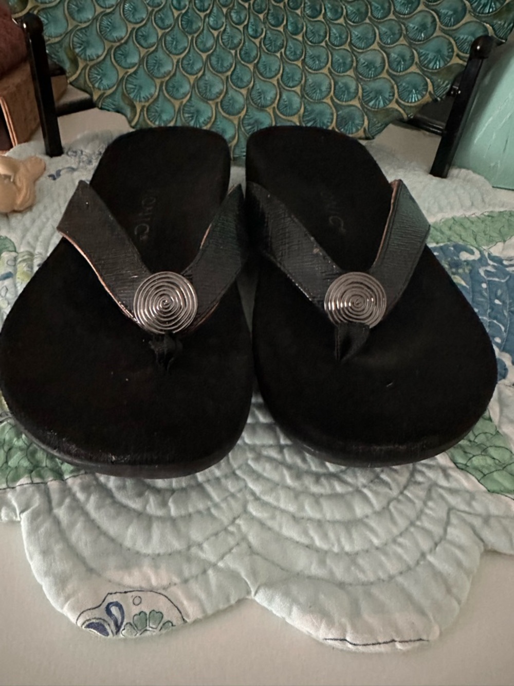 Vionic Black Textured Thong Sandals with Subtle Brown Trim